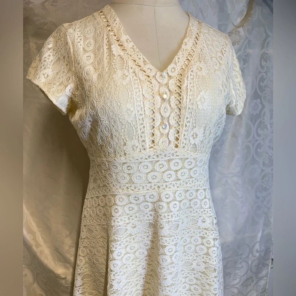 Cream/pale yellow - lace dress from the brand De Collection. Size XL